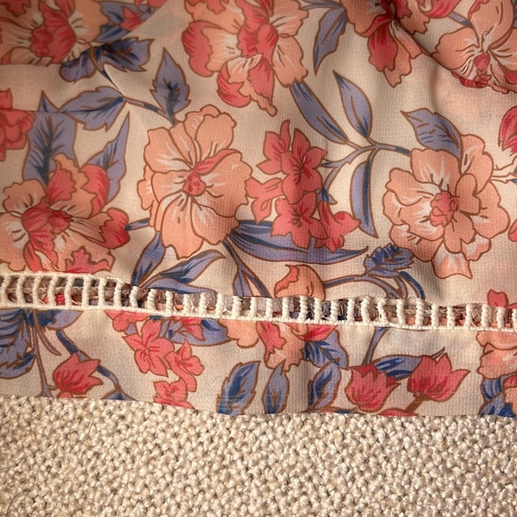 Gorgeous Kendal & Kylie Floral Print Sleeveless Elastic Back Crop Top Medium NWT - Picture 3 of 5